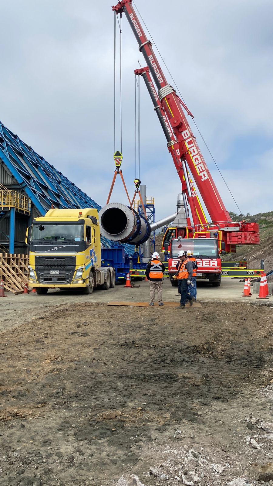 Izaje de ducto industrial con grúa para montaje de piping, Planta Las Tórtolas